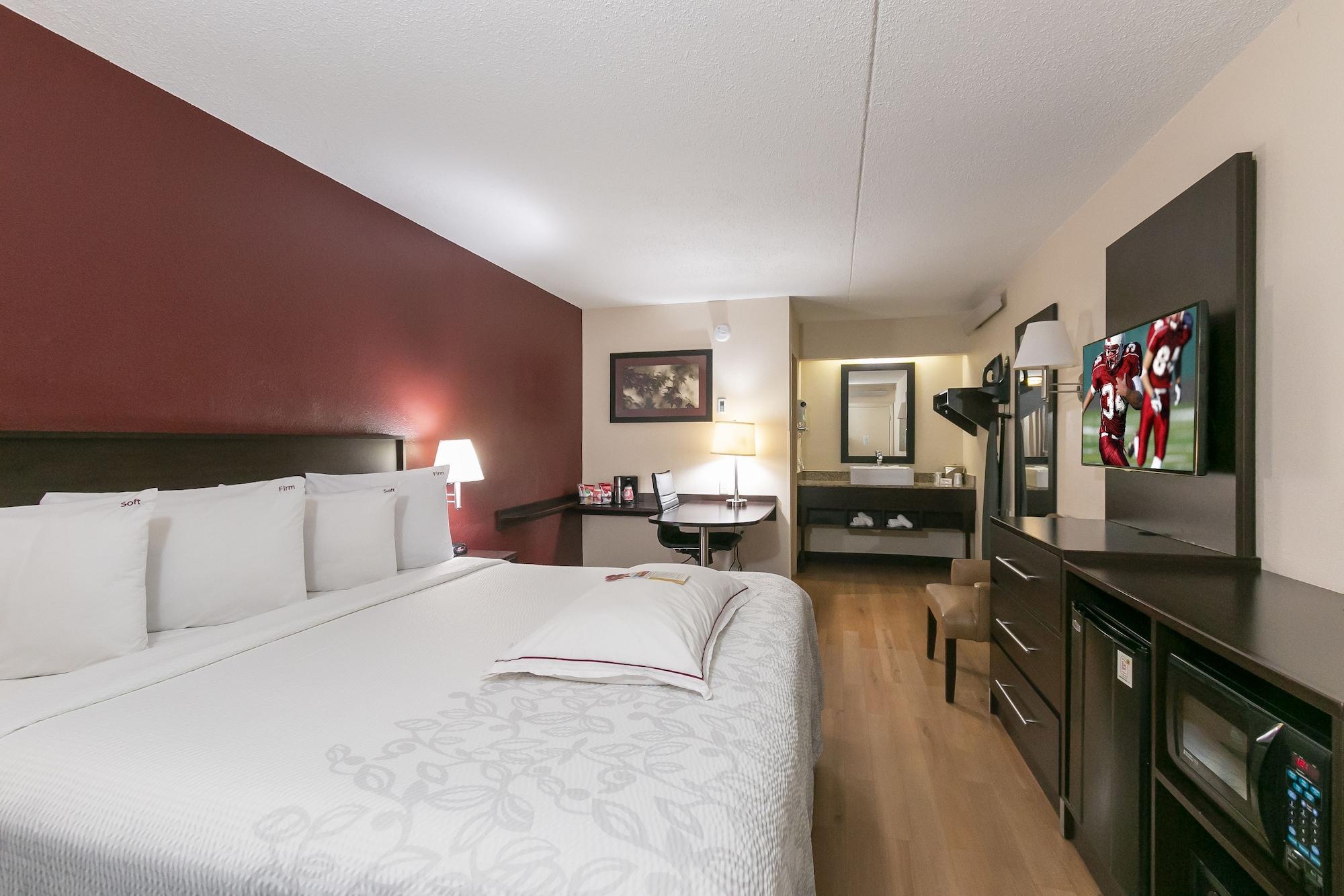 Red Roof Plus+ Mt Pleasant - Patriots Point Hotel 3*