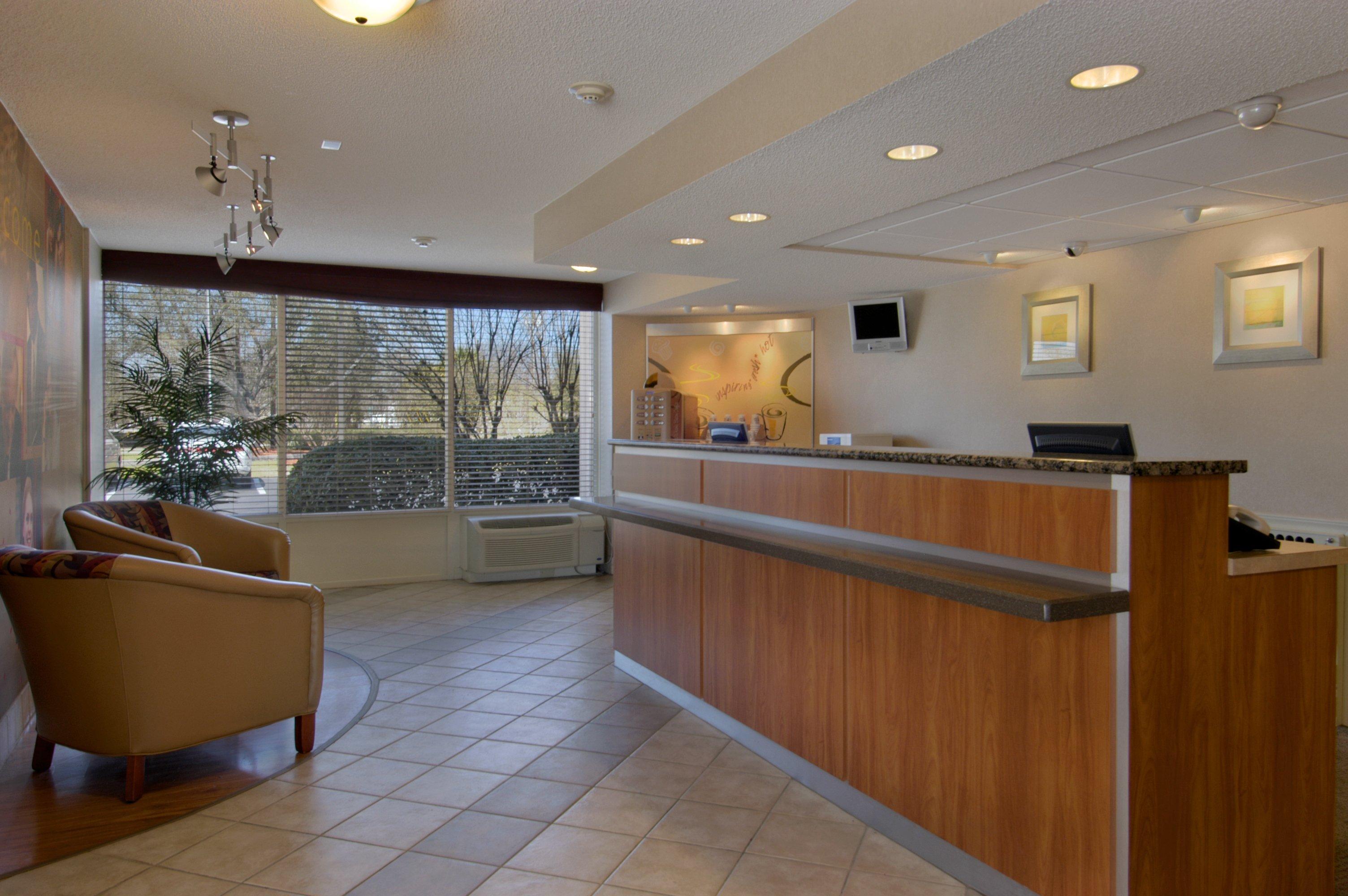 Red Roof Plus+ Mt Pleasant - Patriots Point Hotel 3*