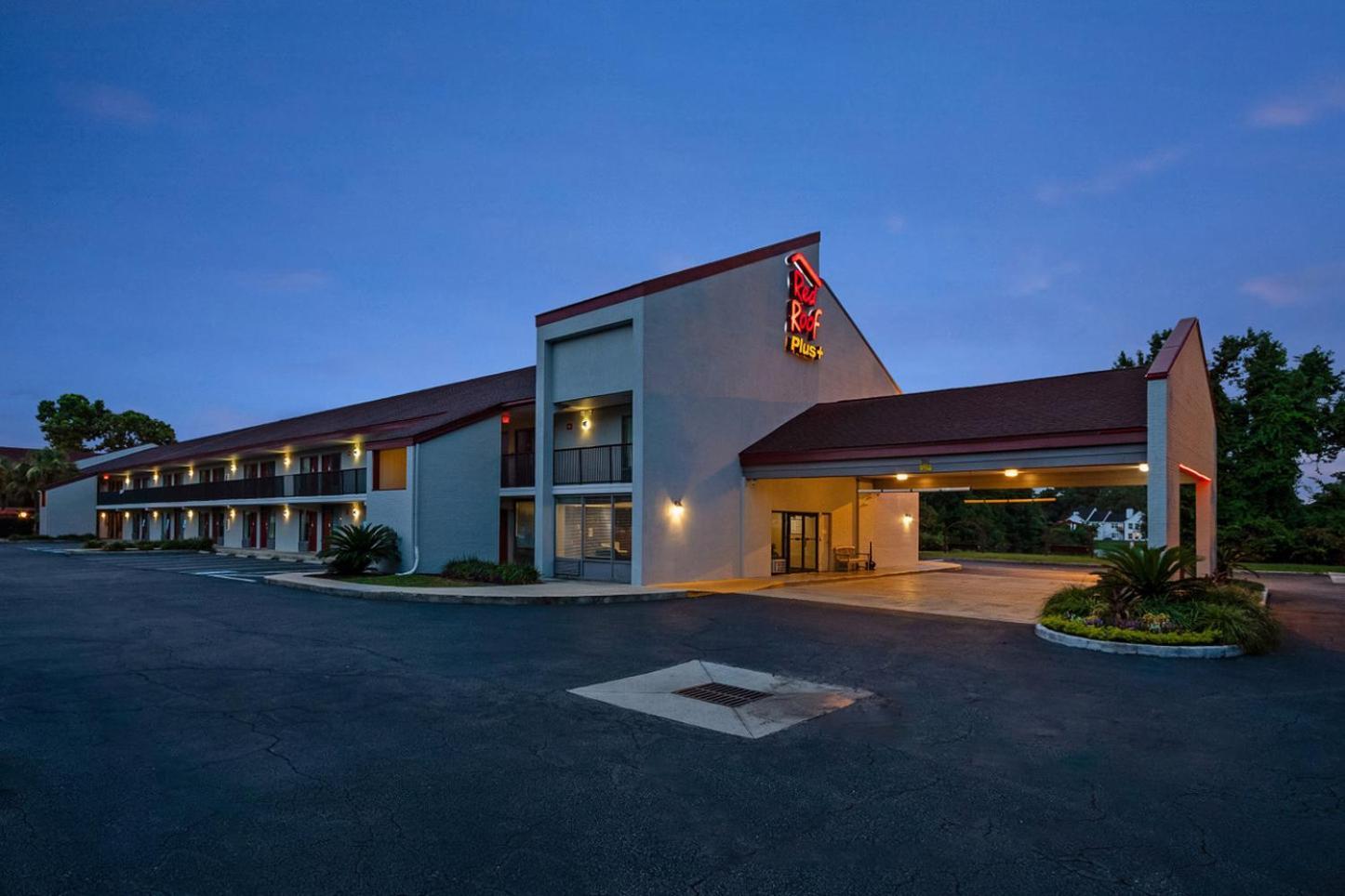 Red Roof Plus+ Mt Pleasant - Patriots Point Hotel 3*