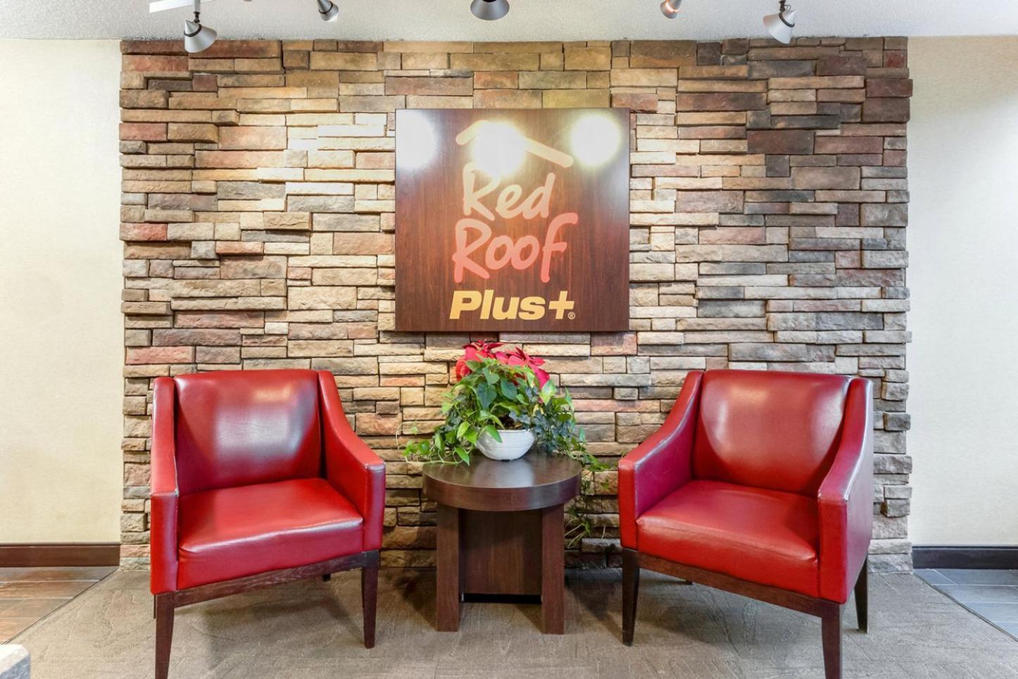 Hotel Red Roof Plus+ Mt Pleasant - Patriots Point 3*