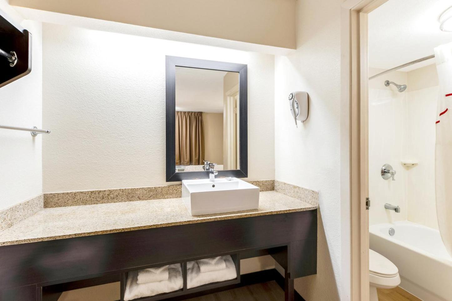 Red Roof Plus+ Mt Pleasant - Patriots Point Hotel 3*